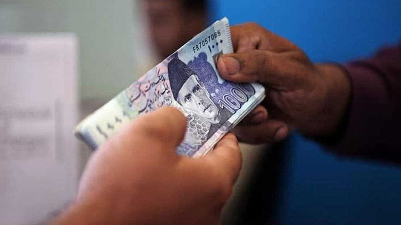 آئندہ مالی سال کے بجٹ میں سرکاری ملازمین کی تنخواہ میں 7 فیصد اور پنشن میں 5 فیصد اضافے کا امکان ظاہر کیا جارہا ہے۔