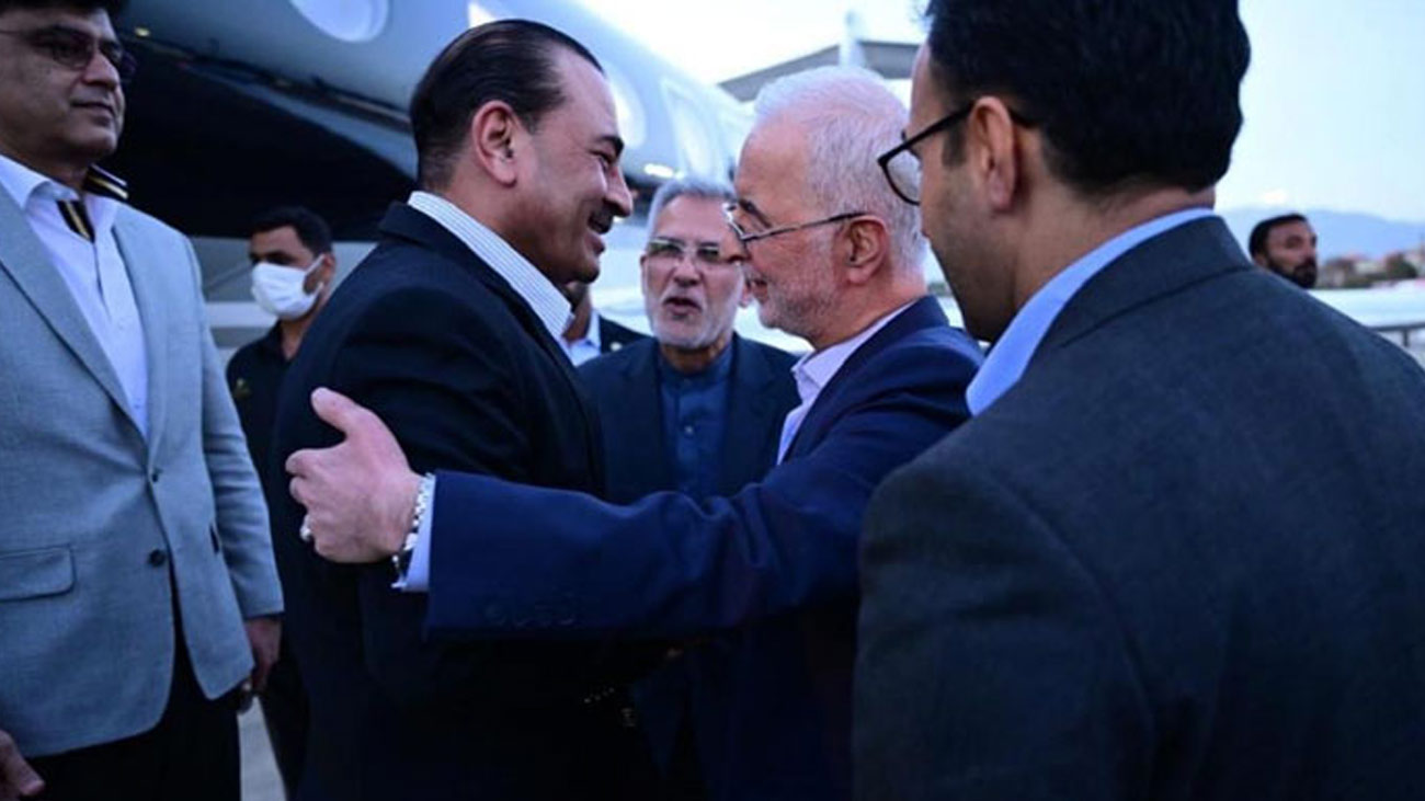 آرمی چیف اور چیف آف ڈیفنس فورسز فیلڈ مارشل سید عاصم منیر سرکاری دورے پر ایران روانہ ہو گئے۔