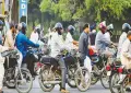 لاہور میں بغیر ہیلمٹ موٹرسائیکل سواروں کے خلاف سخت کارروائی کا فیصلہ