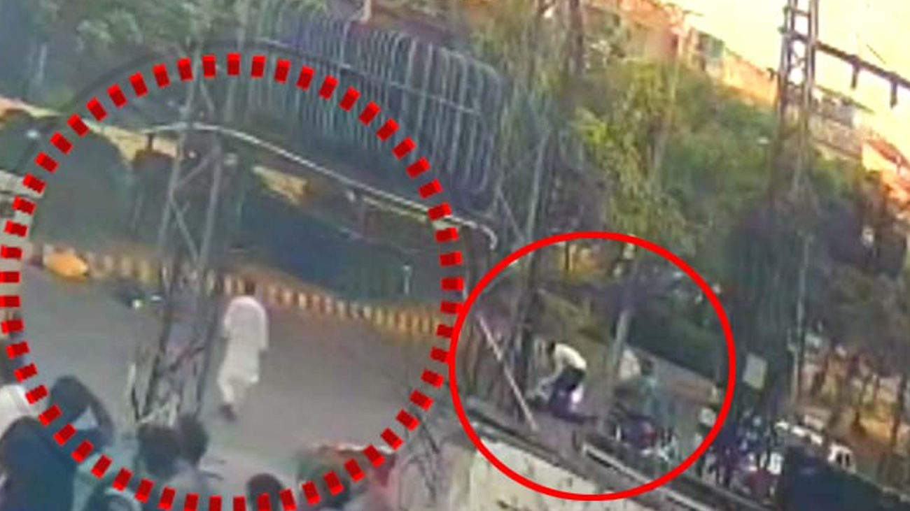 ٹریفک وارڈن موٹر سائیکل سوار کو روکنے کے لیے بھاگتے ہوئے موٹر سائیکل کے آگے آ گیا/فائل فوٹو