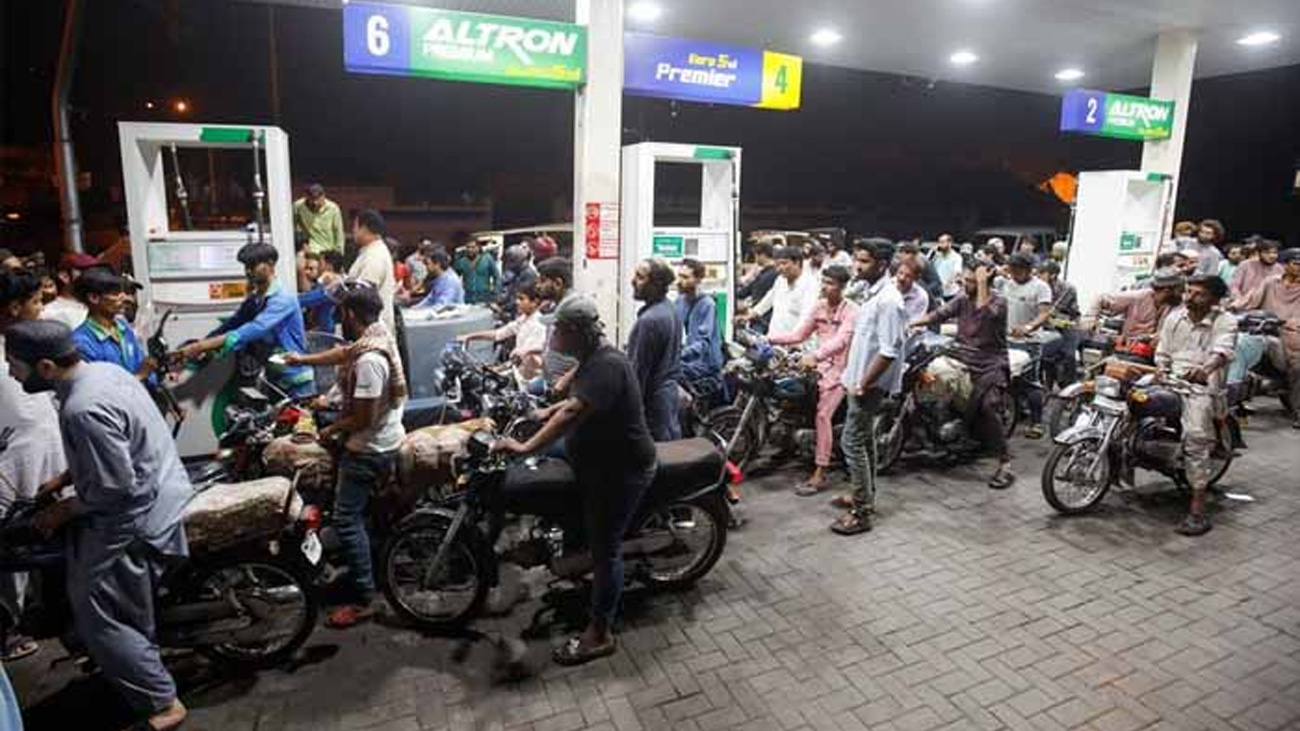 ڈیلرز کا پٹرولیم مصنوعات کی قیمتیں 30 روز کے لیے مقرر کرنے کا مطالبہ/فائل فوٹو