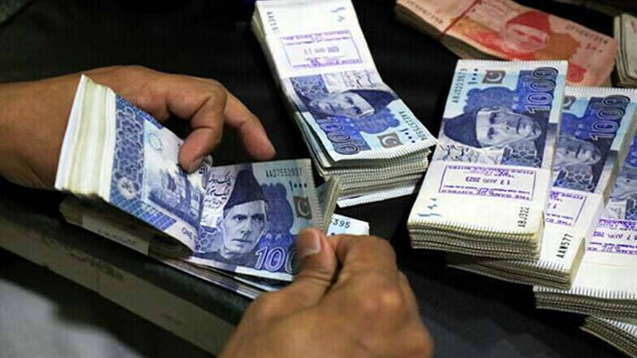 تمام کنٹریکٹ ملازمین کی ملازمت میں ایک سال کی توسیع/فائل فوٹو