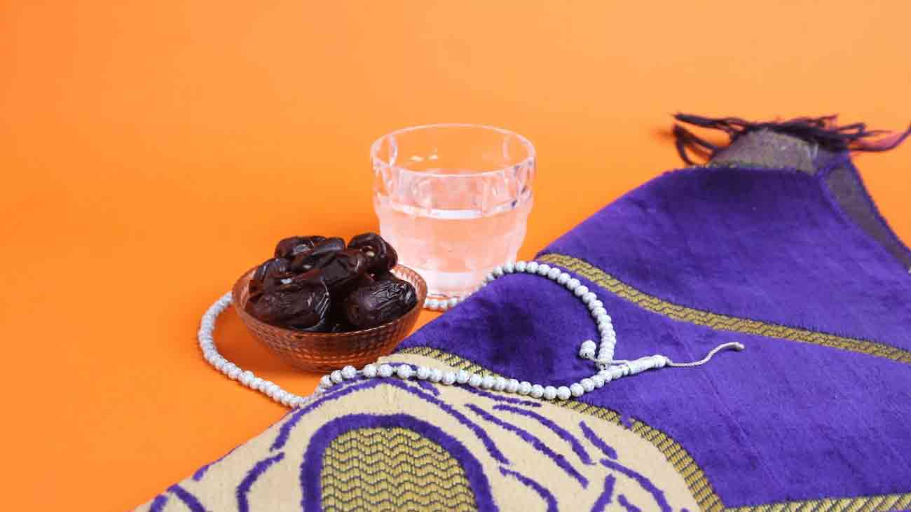 سوال: کیا مسافر سفر کی بناء پر روزہ چھوڑ سکتا ہے؟