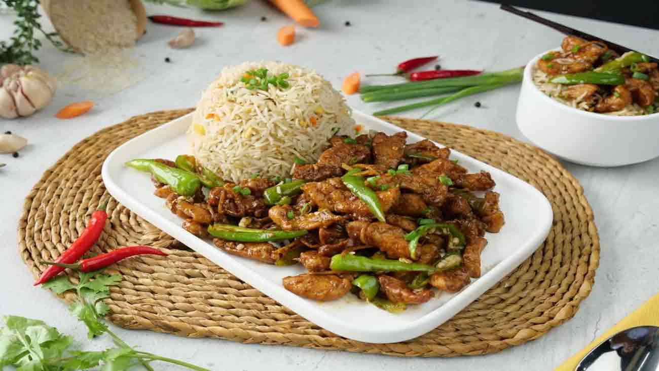 آج پیش ہے ڈرائی چکن چلی ود چائنیز رائس