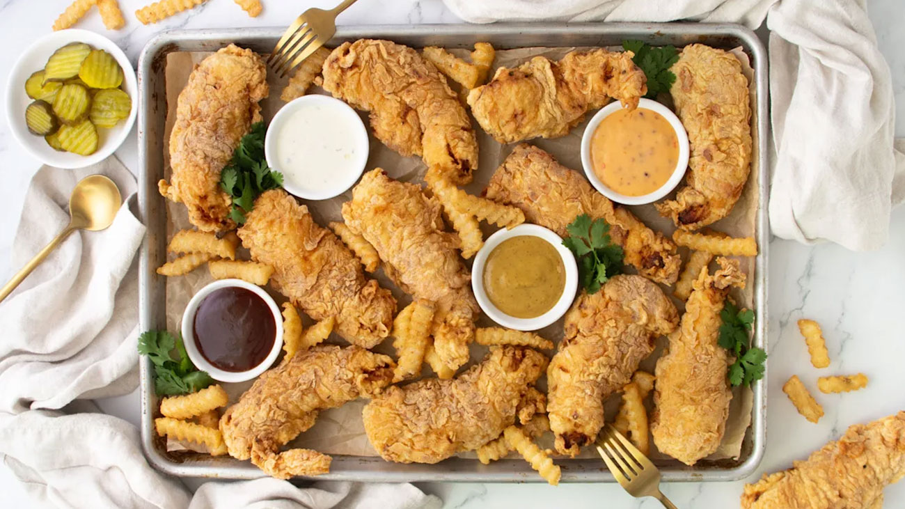 افطار کے لیے کرسپی چکن ٹینڈرز اور فرائز