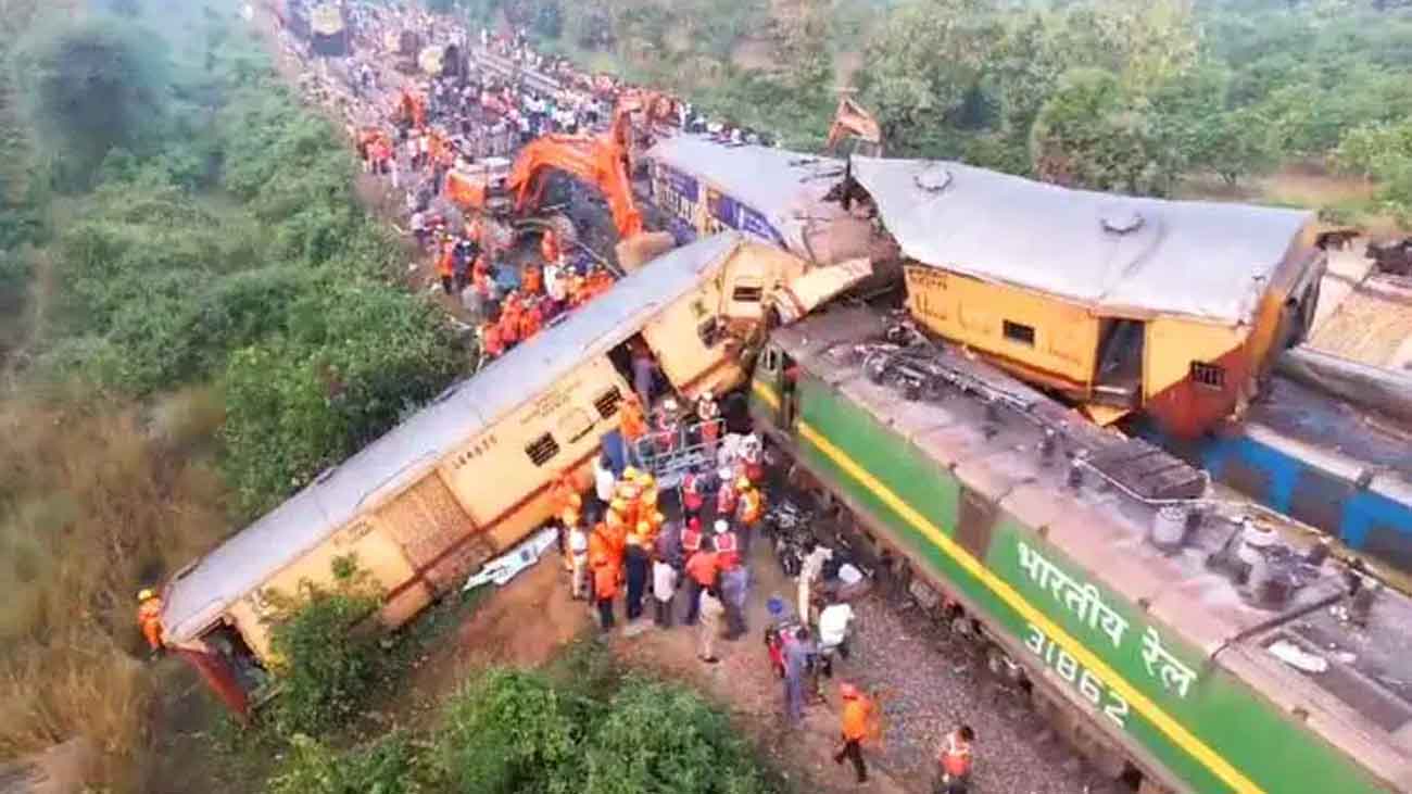 بھارت کے شہر آندھرا پردیش میں خوفناک ٹرین حادثے کے بعد امدادی کارروائیاں جاری ہیں