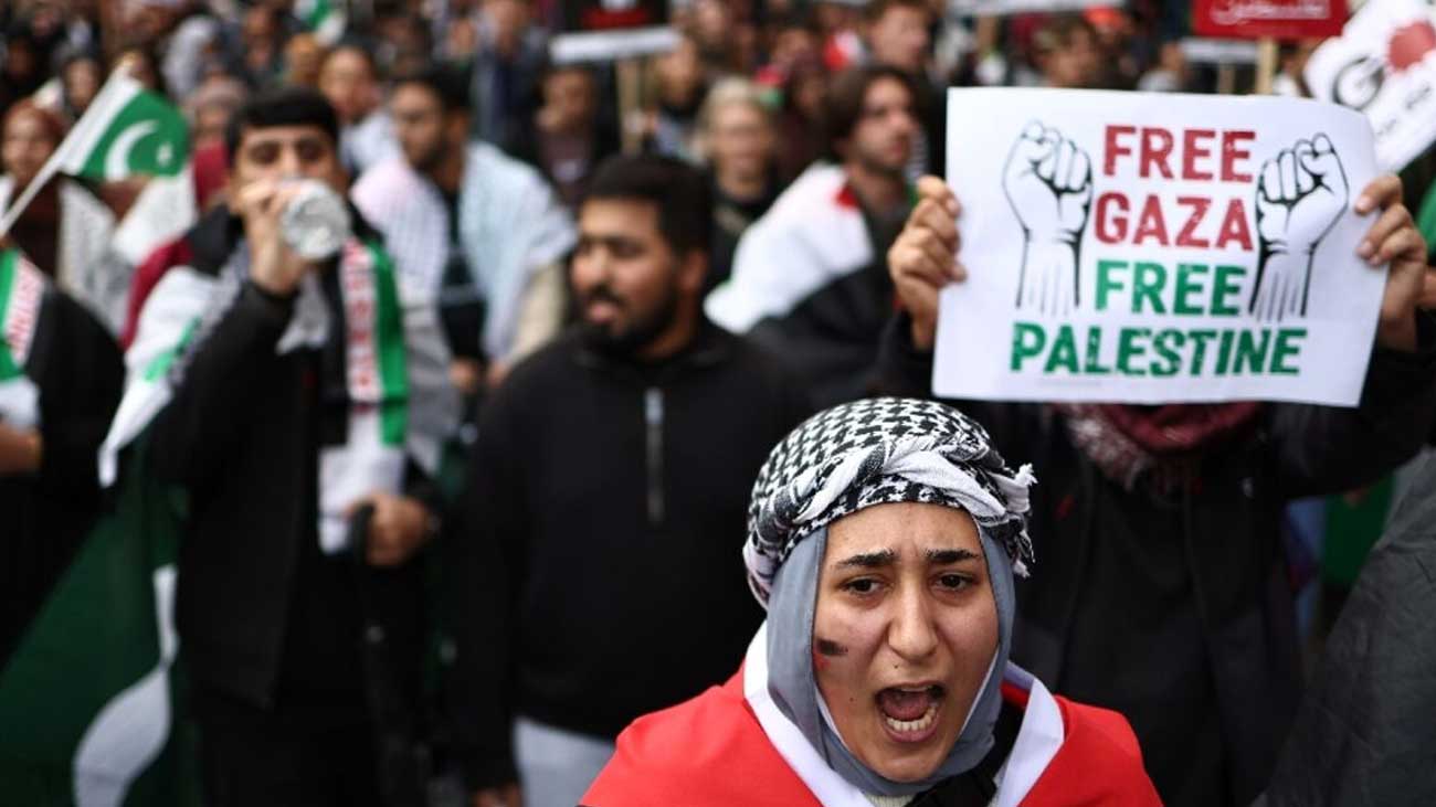 لندن میں لوگ اسرائیل کی غزہ پر بمباری کیخلاف احتجاج کر رہے ہیں