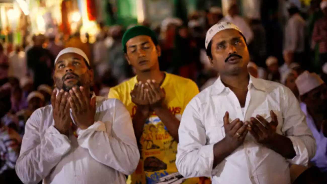 انڈین مسلمان ہاتھ اٹھائے دعا مانگ رہے ہیں۔