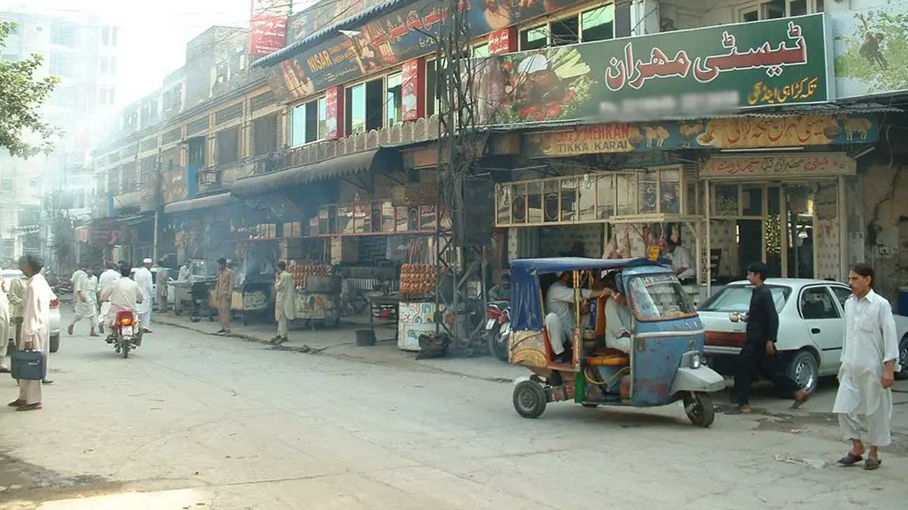 پشاور کی نمک منڈی کی سڑک اور دکانیں