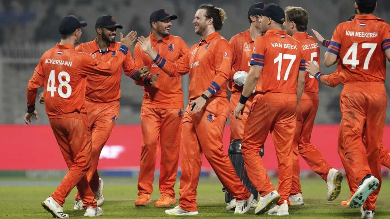 نیدرلینڈ کے کھلاڑی بنگلا دیش کیخلاف فتح کے بعد خوش نظر آ رہے ہیں