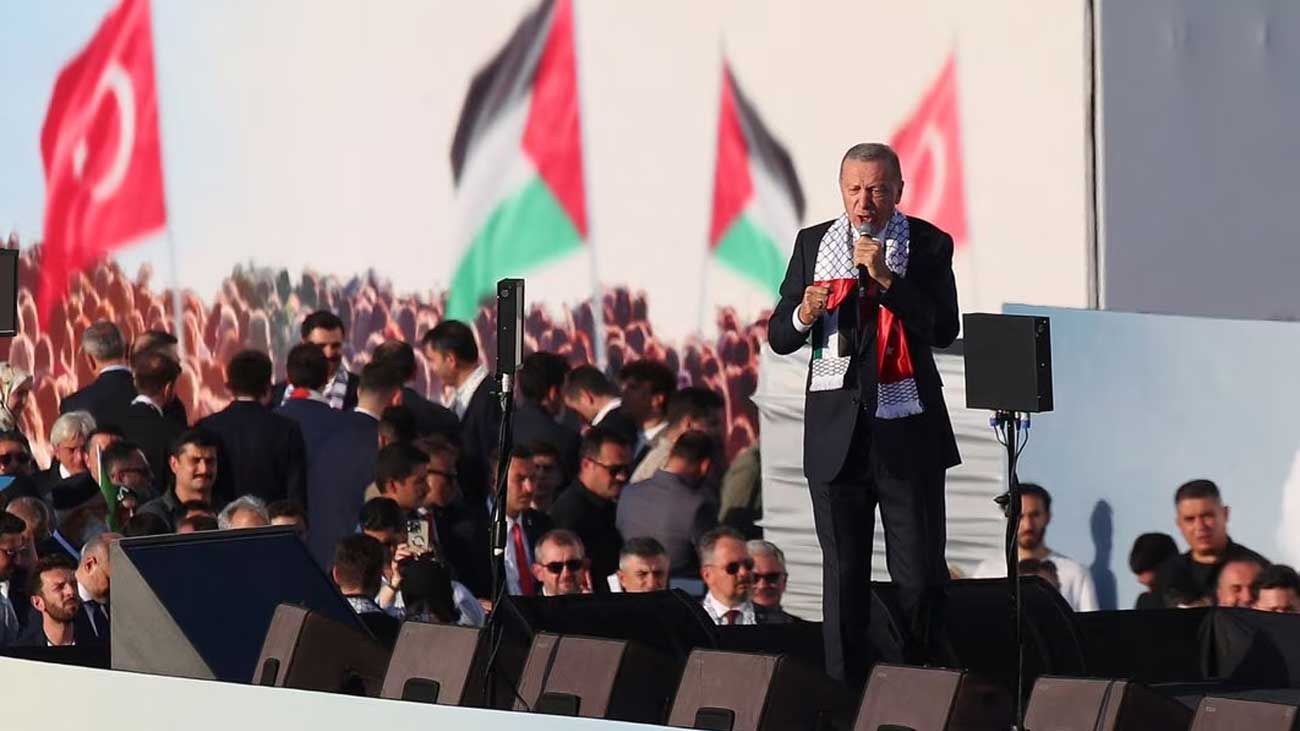 ترکیہ کے صدر رجب طیب اردگان استنبول میں فلسطینیوں کے حق میں نکالی گئی ایک ریلی سے خطاب کر رہے ہیں