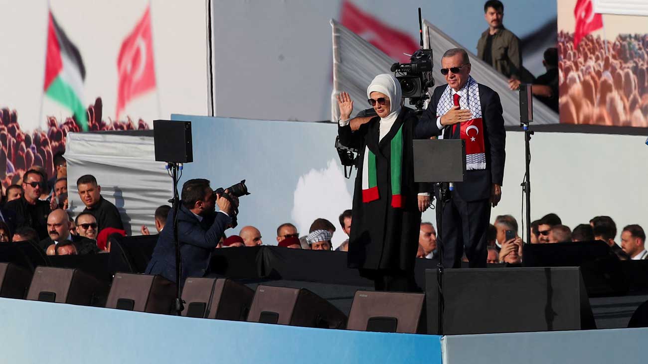 ترکیہ کے صدر رجب طیب اردگان اپنی اہلیہ کیساتھ مظاہرے کی قیادت کر رہے ہیں