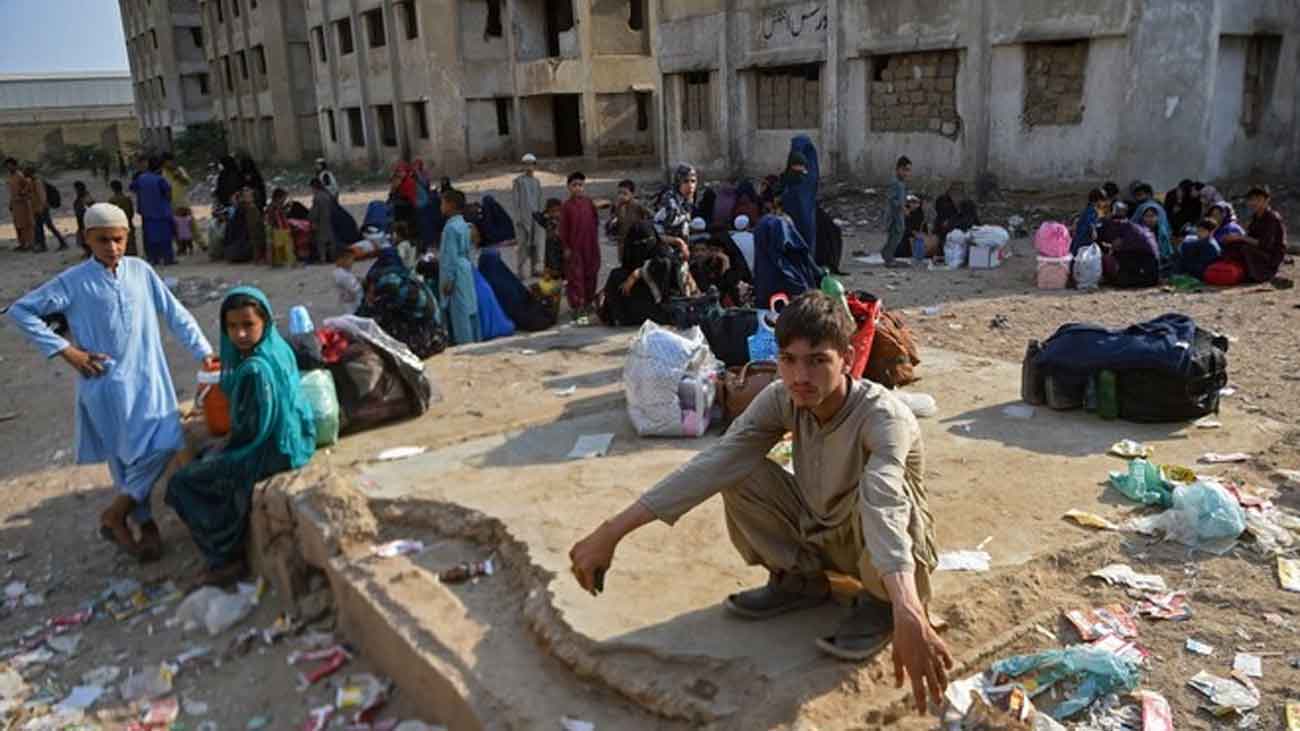 اسلام آباد سے 64 افغان باشندوں کو طور خم بارڈر کے لئے روانہ کیا گیا/ فوٹو اے ایف پی