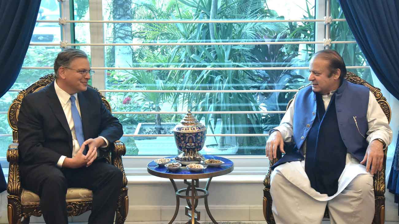 قائد مسلم لیگ (ن) میاں نواز شریف سے پاکستان میں امریکی سفیر ڈونلڈ بلوم ملاقات کرتے ہوئے