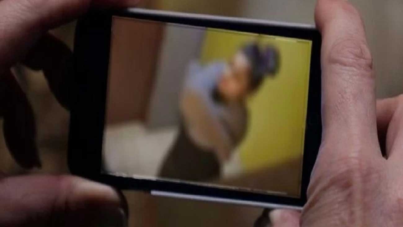 ایک شخص موبائل پر فحش ویڈیو دیکھ رہا ہے