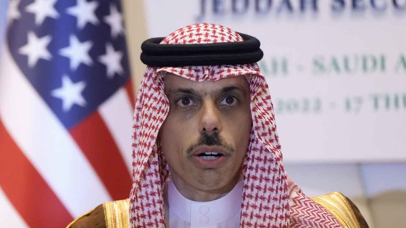 سعودی عرب کے وزیرِ خارجہ شہزادہ فیصل بن فرحان بیان دیتے ہوئے/ فائل فوٹو