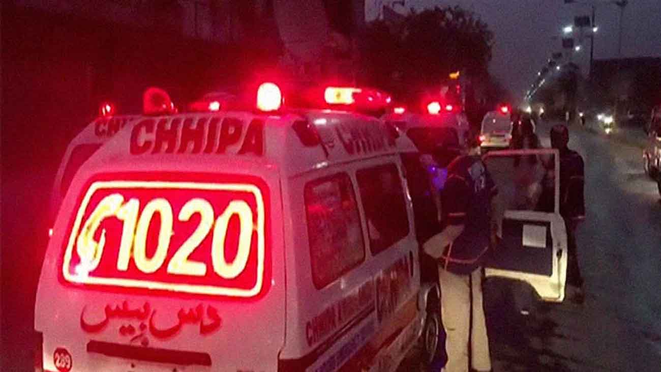 کراچی میں جائے حادثہ پر ایمبولنس موجود ہے