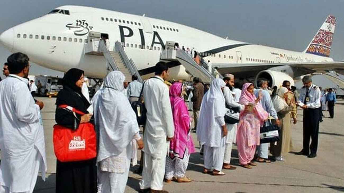 پاکستان انٹرنیشنل ائیرلائن پر عمرہ زائرین سوار ہوتے ہوئے