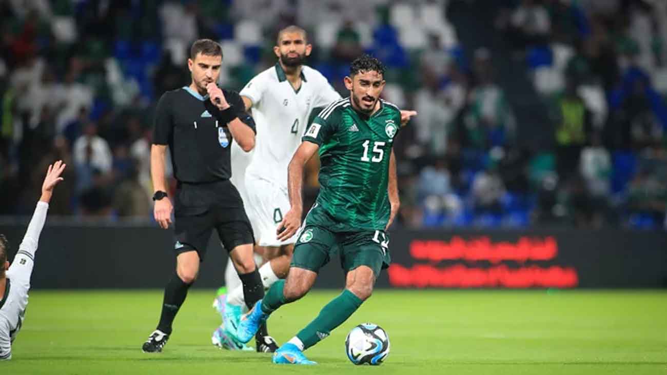 سعودی عرب کے خلاف پاکستانی فٹ بالر میچ کھیلتے ہوئے