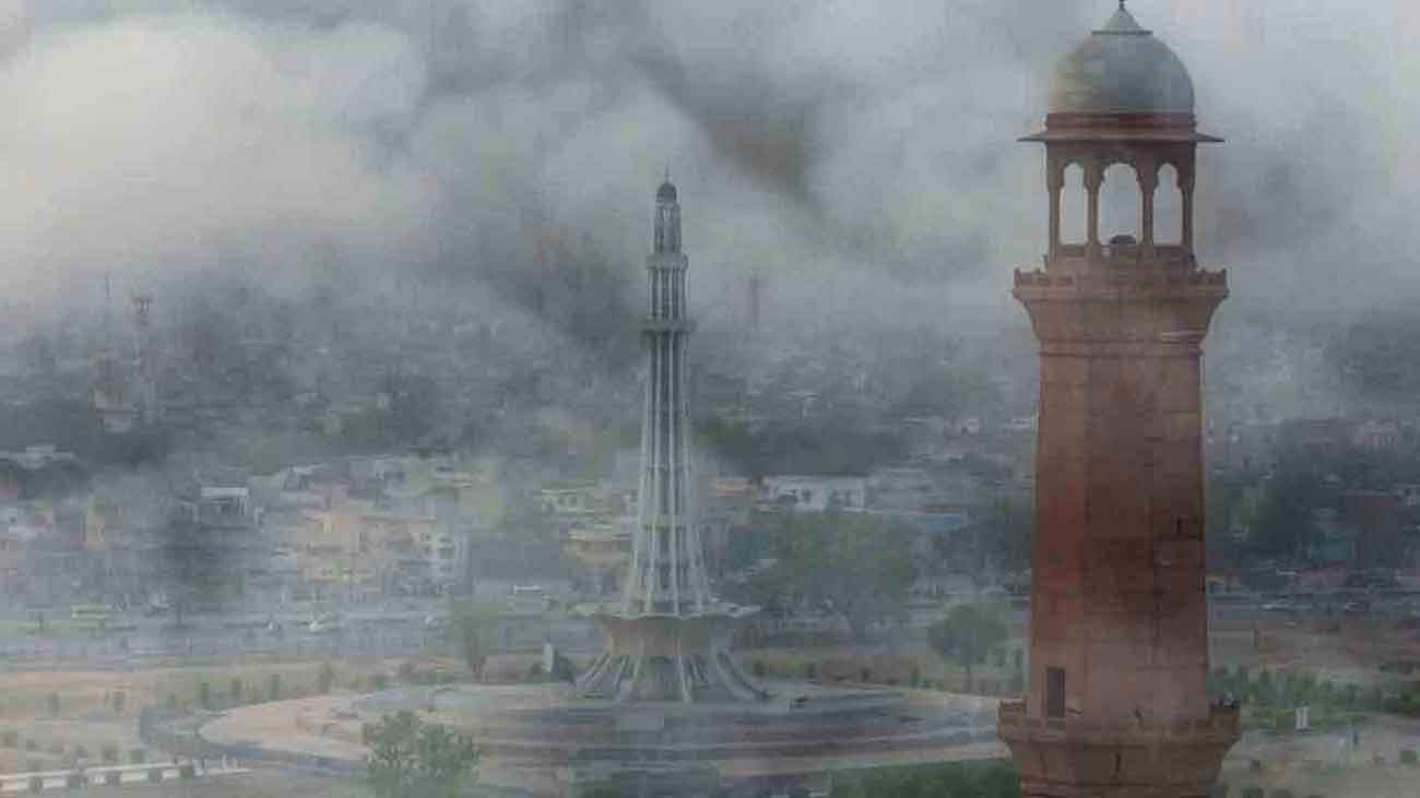 اسموگ کے باعث بادشاہی مسجد اور مینار پاکستان کا دھندلا منظر