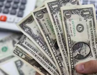 انٹر بینک میں امریکی ڈالر کی ٹریڈنگ جاری ہے/ فائل فوٹو