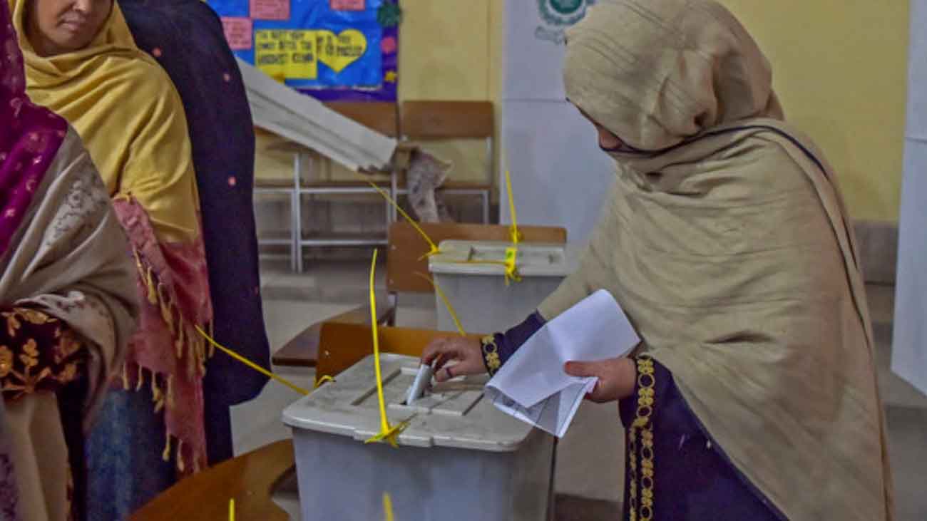 Pakistani women cast her vote in Election 2018