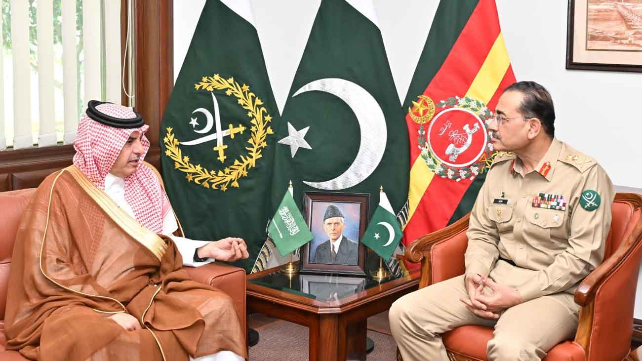 آرمی چیف جنرل سید عاصم منیر سے سعودی عرب کے معاون وزیر دفاع میجر جنرل طلال ن عبداللہ الطیبی ملاقات کرتے ہوئے