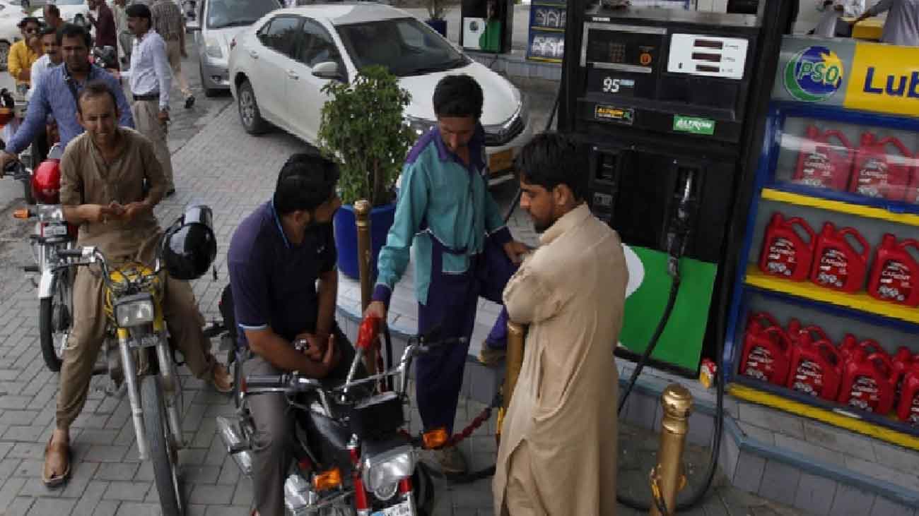 Prices of petroleum products are likely to decrease by Rs 8 per liter from May 1